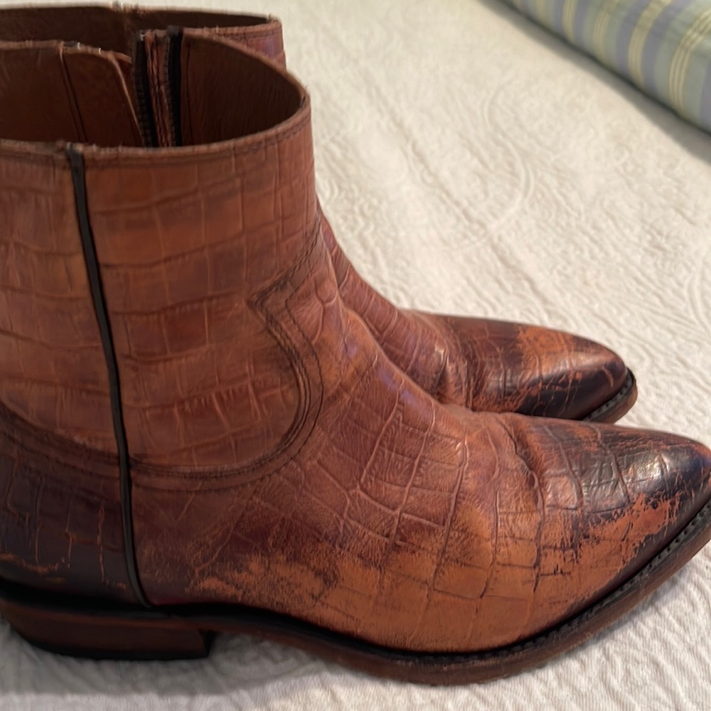 EUC Womens Frye short leather boots. Size 11